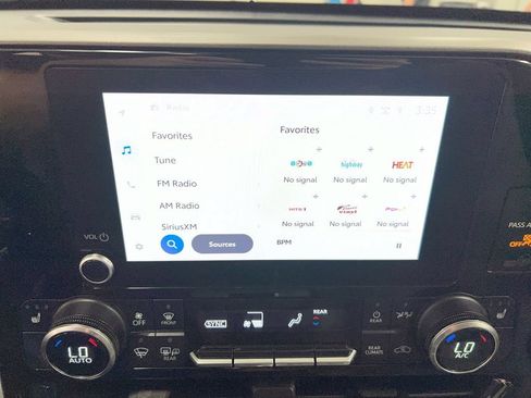 Used 2023 Toyota Highlander XLE FWD image 14