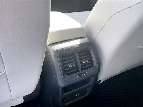 Certified 2025 Volkswagen Taos SE image 18