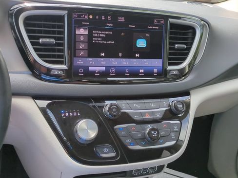 Used 2022 Chrysler Pacifica Touring-L FWD image 17