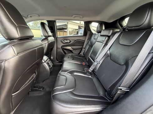 Used 2019 Jeep Cherokee Latitude Plus w/ Comfort/Convenience Group AWD/4WD image 21