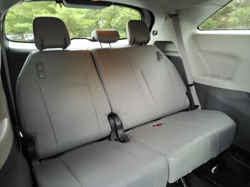 Used 2022 Toyota Sienna XLE AWD/4WD image 21