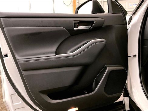 Used 2022 Toyota Highlander XLE AWD/4WD image 22