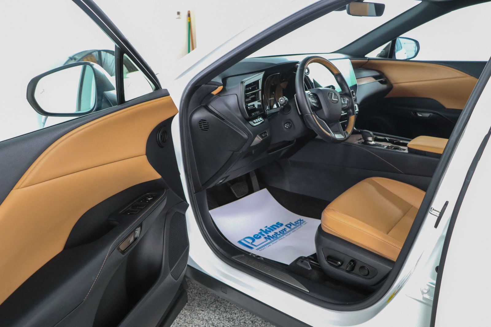 Used 2025 Lexus RX 350 Premium w/ Accessory Package (Z1) FWD image 3