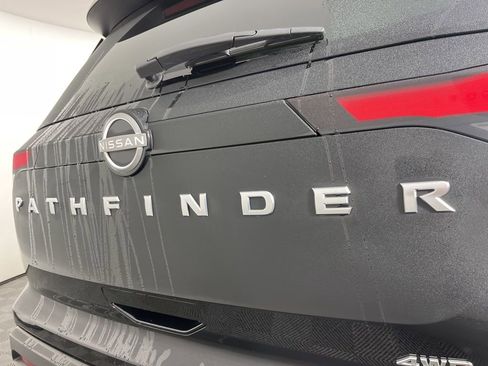 Used 2025 Nissan Pathfinder SV image 3