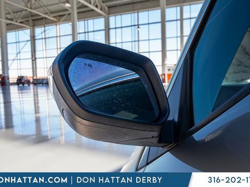 Used 2025 Chevrolet Traverse LT image 32