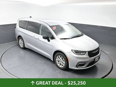 Used 2024 Chrysler Pacifica Touring-L FWD image 43