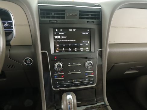 Used 2017 Lincoln Navigator Select image 20