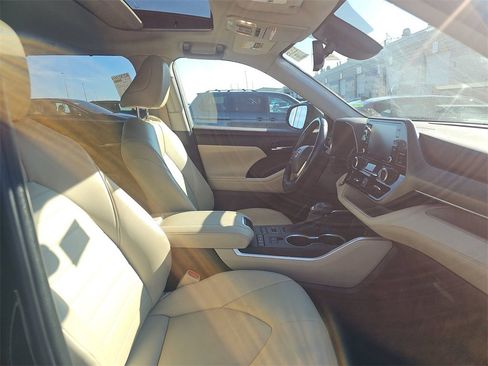 Used 2022 Toyota Highlander XLE image 15
