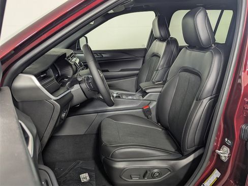 New 2025 Jeep Grand Cherokee Altitude image 12