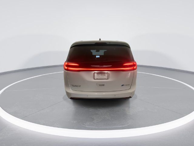 Used 2024 Chrysler Pacifica Pinnacle FWD image 3