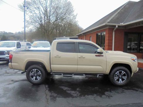 Used 2019 Toyota Tacoma TRD Sport image 2