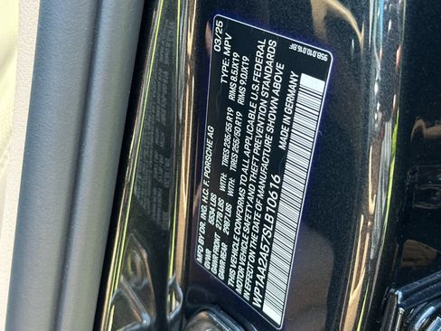 Certified 2025 Porsche Macan image 33