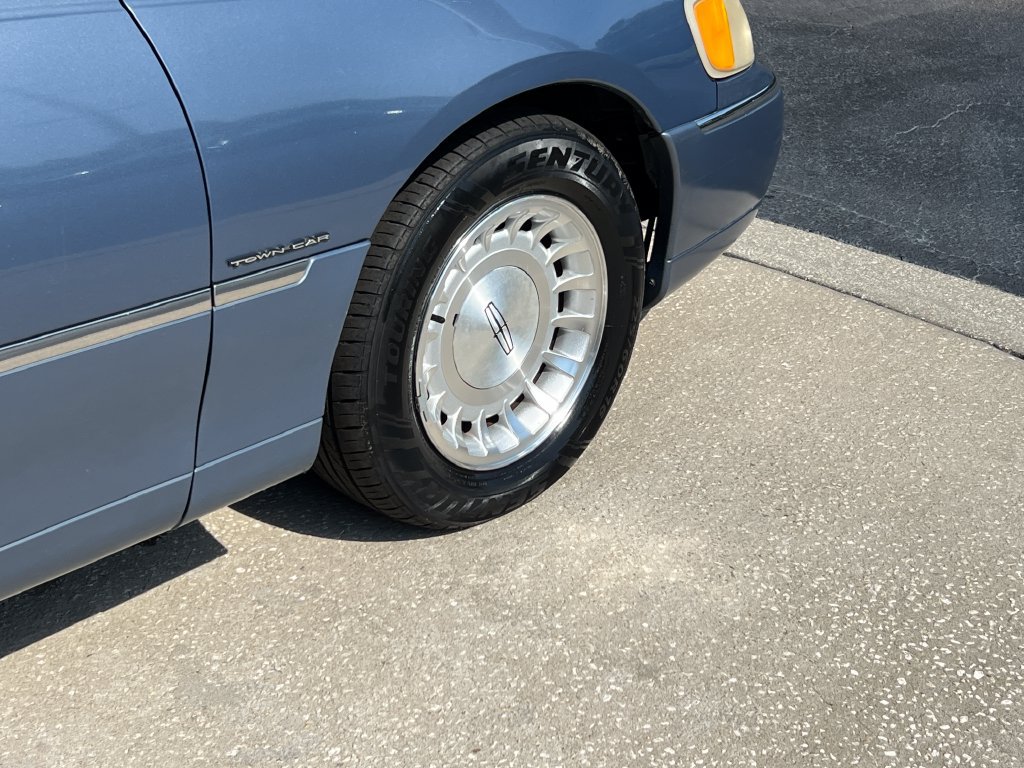 Used 1999 Lincoln Town Car Executive RWD image 24