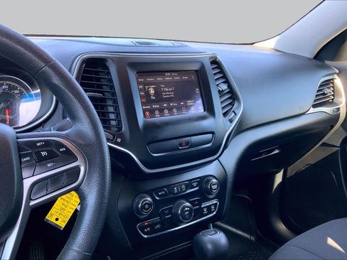 Used 2019 Jeep Cherokee Latitude w/ Popular Appearance Group FWD image 7
