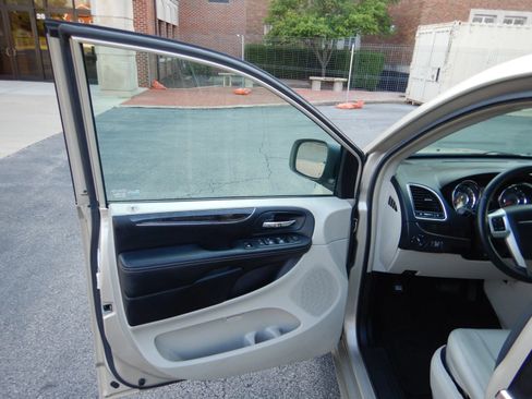 Used 2013 Chrysler Town & Country Touring FWD image 10
