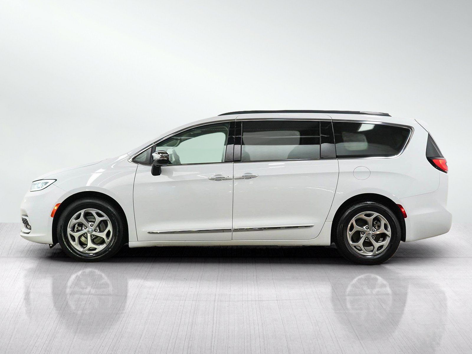 Used 2023 Chrysler Pacifica Limited FWD image 2