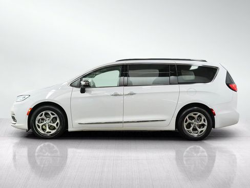 Used 2023 Chrysler Pacifica Limited FWD image 2