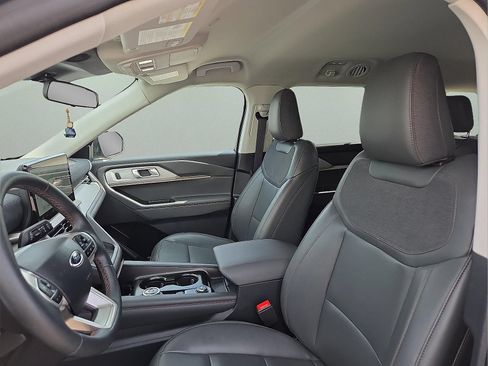 Used 2025 Ford Explorer Active w/ Active Comfort Package AWD/4WD image 9