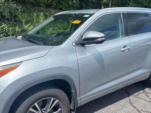 Used 2016 Toyota Highlander XLE AWD/4WD image 2