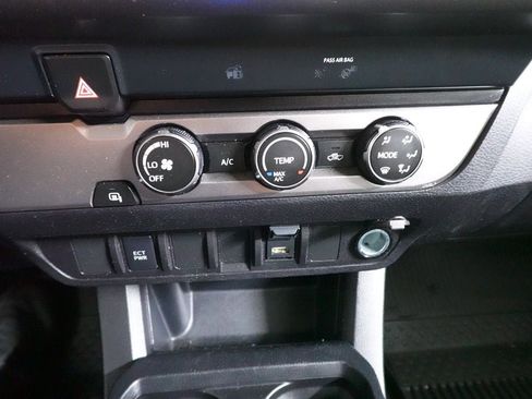 Used 2020 Toyota Tacoma SR5 RWD image 15