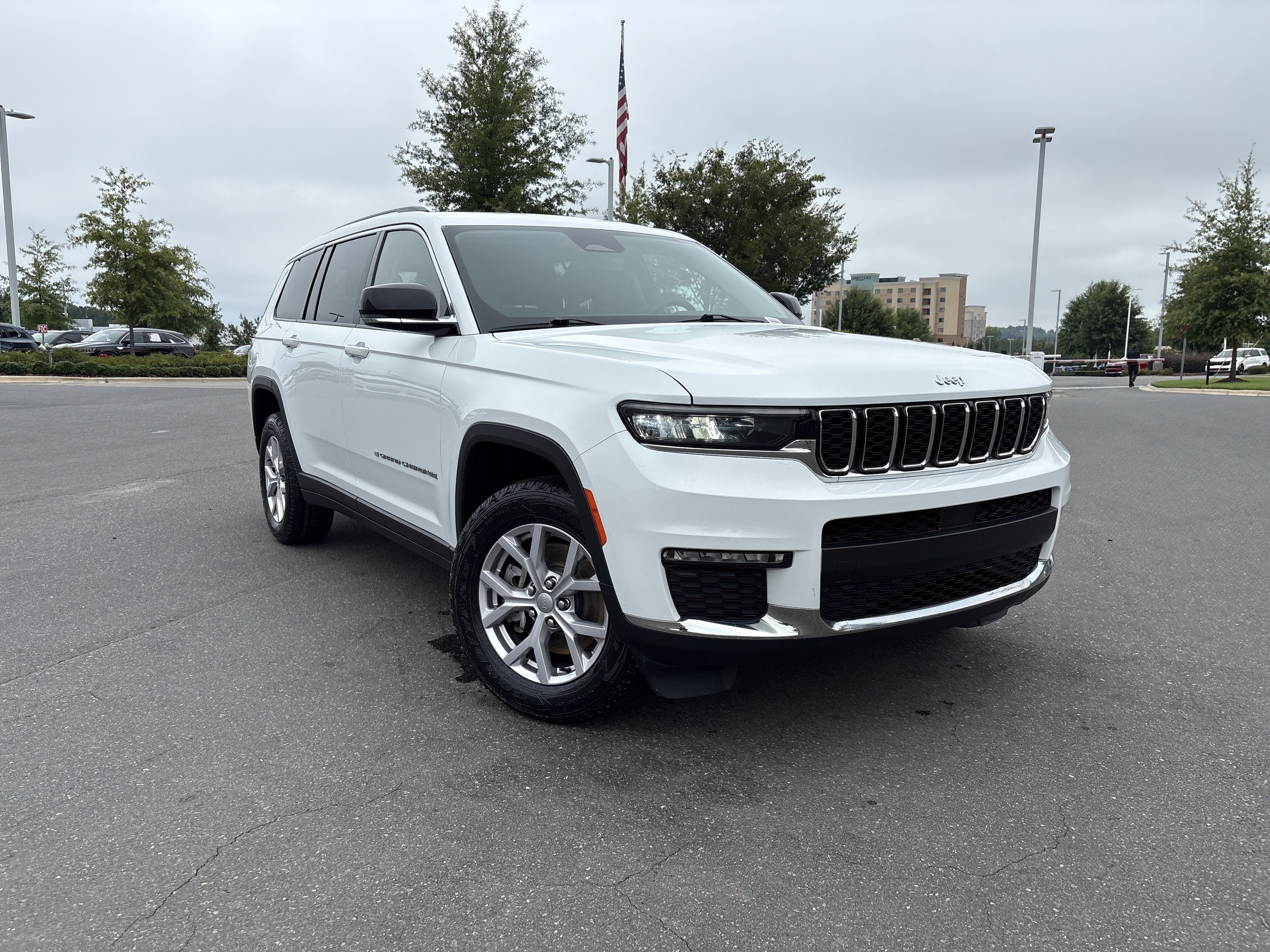 Used 2022 Jeep Grand Cherokee L Limited AWD/4WD image 2