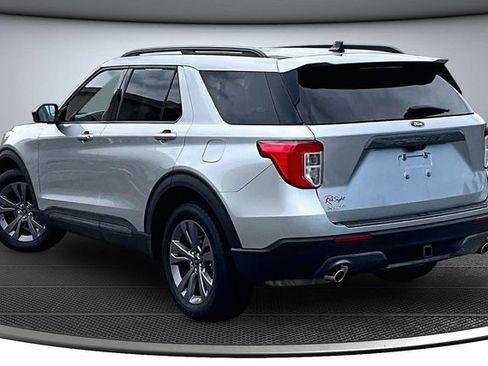 Used 2023 Ford Explorer XLT w/ Equipment Group 202A AWD/4WD image 4