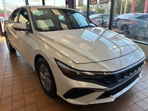 Used 2026 Hyundai Elantra SE FWD image 1