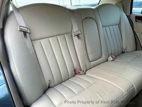 Used 2003 Lincoln Town Car Signature RWD image 18