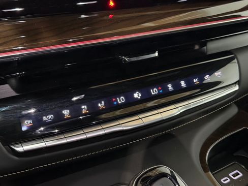 Certified 2024 Cadillac Escalade ESV Premium Luxury Platinum AWD/4WD image 37