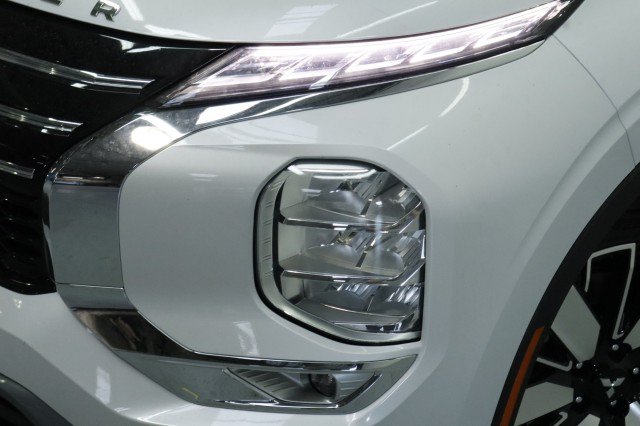 New 2026 Mitsubishi Outlander SE FWD image 2