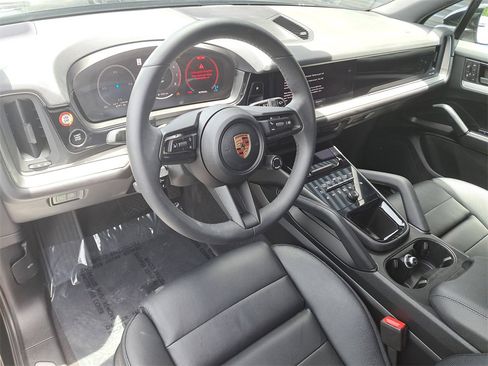Used 2025 Porsche Cayenne image 4