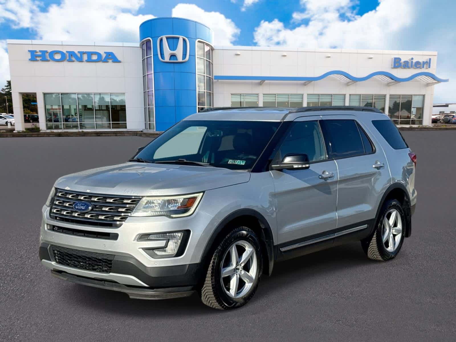Used 2017 Ford Explorer XLT w/ Equipment Group 202A AWD/4WD image 1