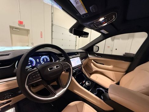 Used 2026 Jeep Grand Cherokee L Limited w/ Luxury Tech Group II RWD image 17