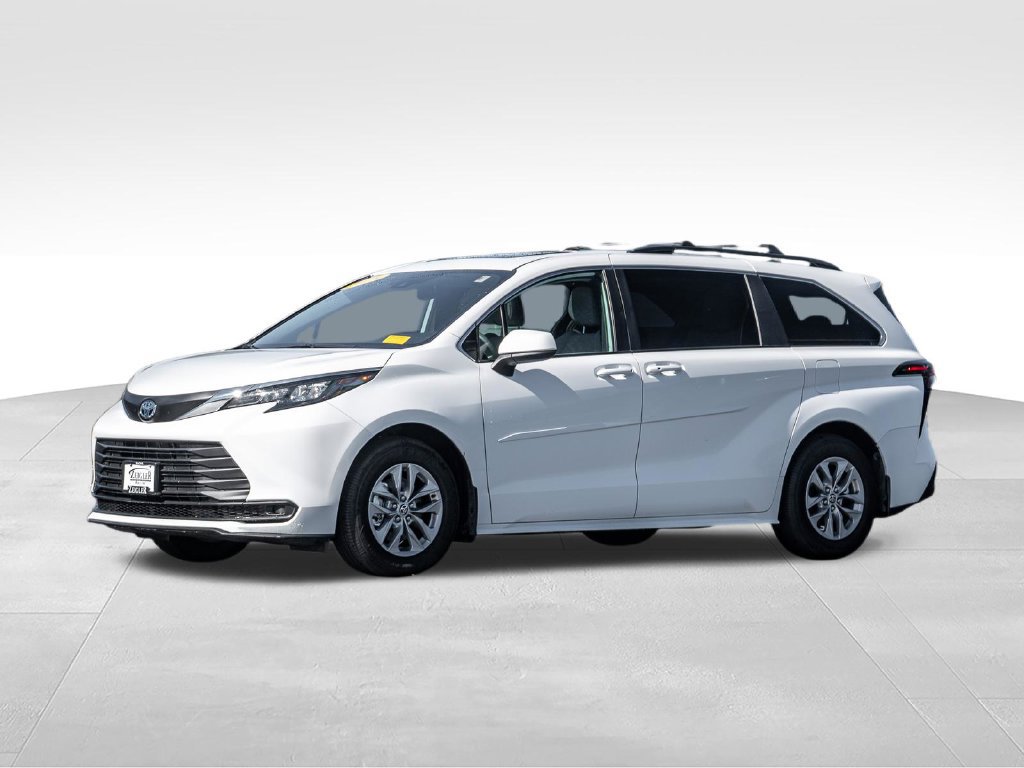 Used 2025 Toyota Sienna LE AWD/4WD image 3