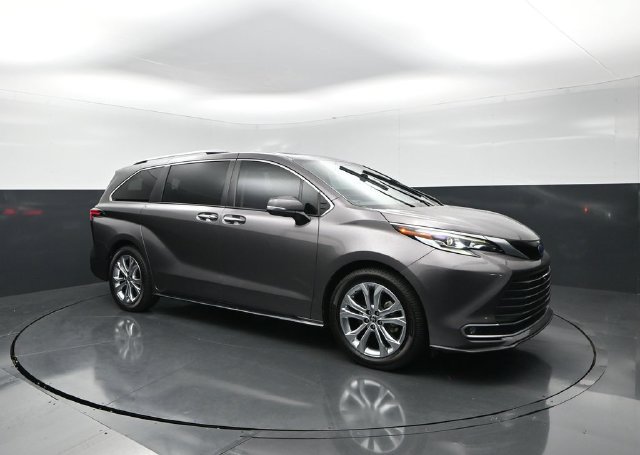 Used 2022 Toyota Sienna Platinum FWD image 1
