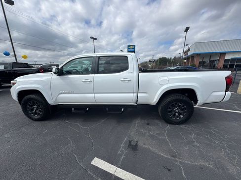 Used 2022 Toyota Tacoma SR5 w/ Technology Package image 9