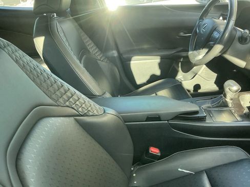 Used 2019 Lexus UX 200 image 11