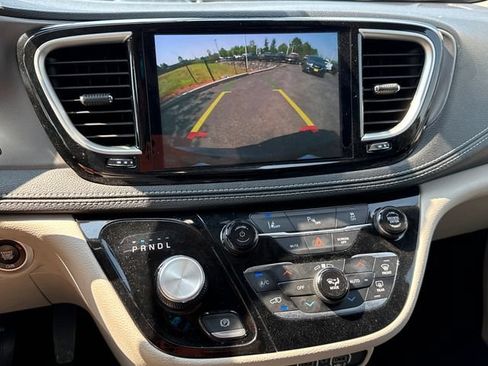 Used 2023 Chrysler Pacifica Touring-L FWD image 26
