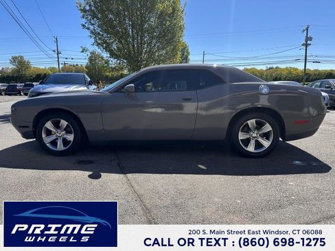 Used 2017 Dodge Challenger SXT RWD image 4