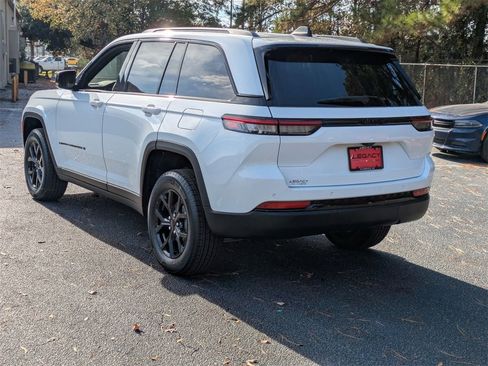 New 2025 Jeep Grand Cherokee Altitude image 5
