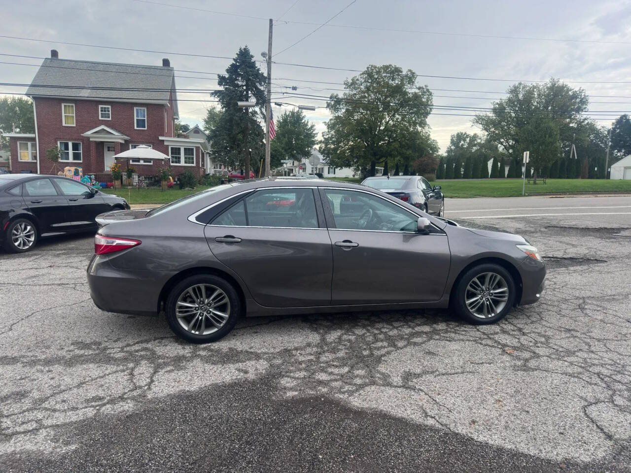 Used 2015 Toyota Camry SE FWD image 4
