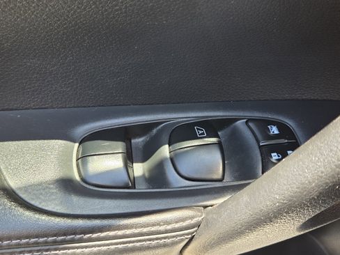 Used 2019 Nissan Rogue SL FWD image 13