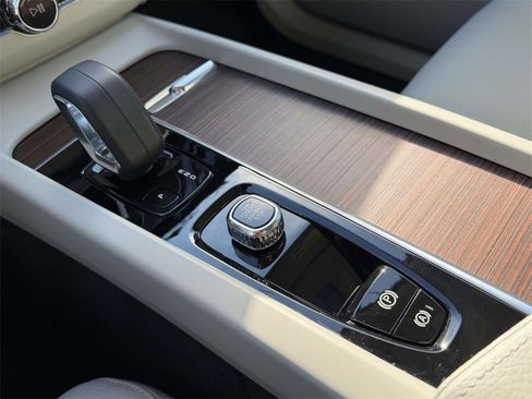 Used 2022 Volvo XC60 B5 Momentum w/ Protection Package Premier image 6