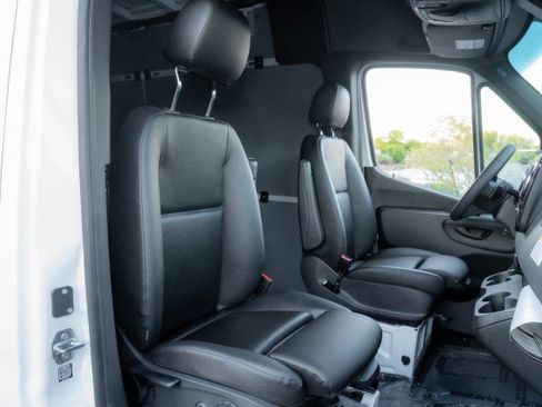 Used 2025 Mercedes-Benz Sprinter 2500 image 16