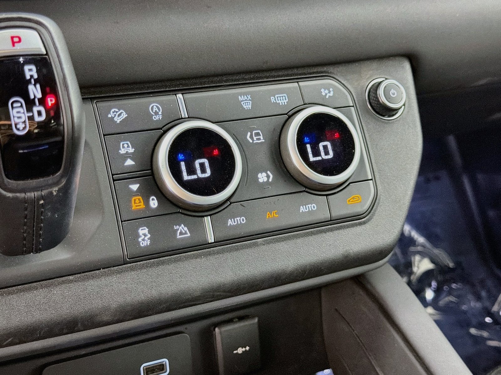 Used 2024 Land Rover Defender 90 X-Dynamic SE AWD/4WD image 15