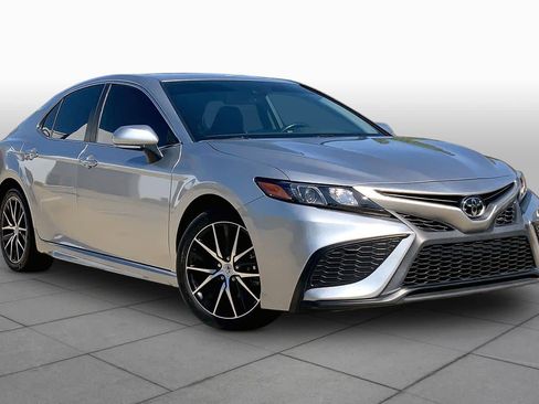 Used 2024 Toyota Camry SE w/ Convenience Package image 3