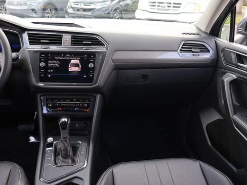 Certified 2023 Volkswagen Tiguan SE FWD image 17