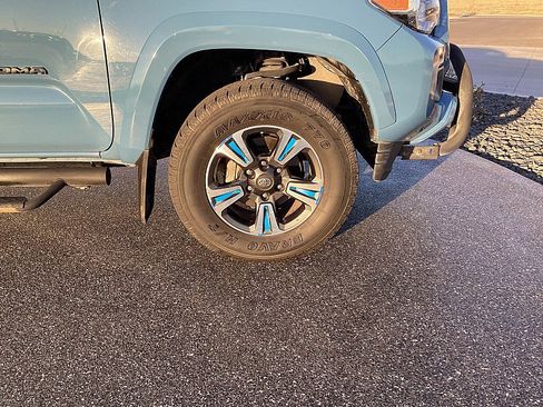 Used 2019 Toyota Tacoma TRD Sport w/ Technology Package image 11