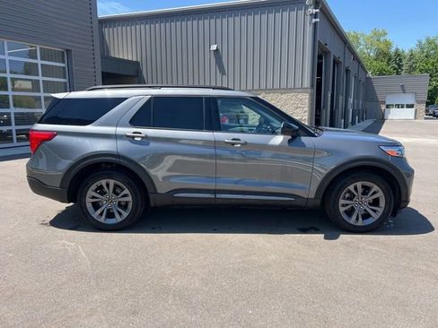 Used 2023 Ford Explorer XLT w/ Equipment Group 202A AWD/4WD image 4