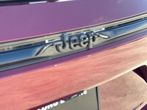 Used 2025 Jeep Grand Cherokee Limited w/ Luxury Tech Group II RWD image 9
